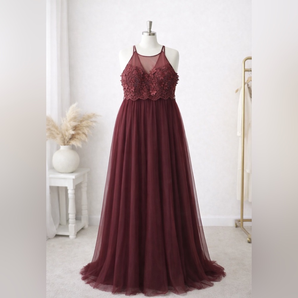 Elegant Burgundy Lace Appliqué Evening Dress
